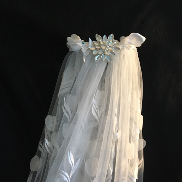 3D Floral Embroidered Tulle Wedding Veil - Picture 5 of 8